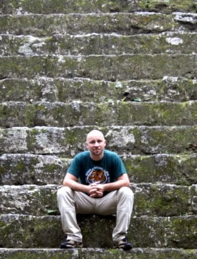 Na schodach piramidy w Tikal